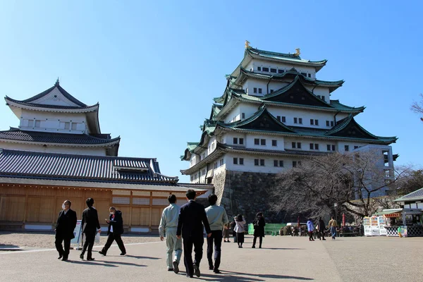 靠近名古屋城堡的路, 这个城市和中部的图标 — 图库照片