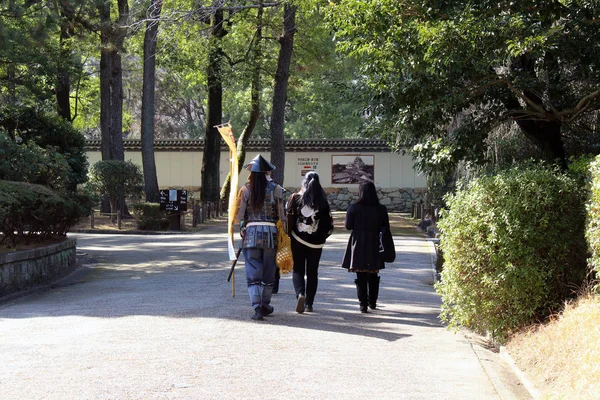 Les gens en costume pour divertir les visiteurs autour de Nagoya Ca — Photo