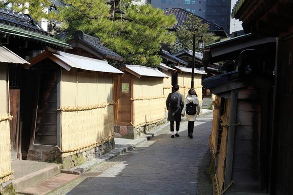 A következő reptér környékén: Nagamachi, ismert szamuráj kerület Kecskeméti sétáló pár — Stock Fotó