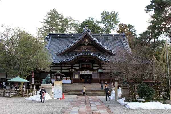 Переклад: "Oyama Shrine". Вона була вкрита світло сніжний — стокове фото