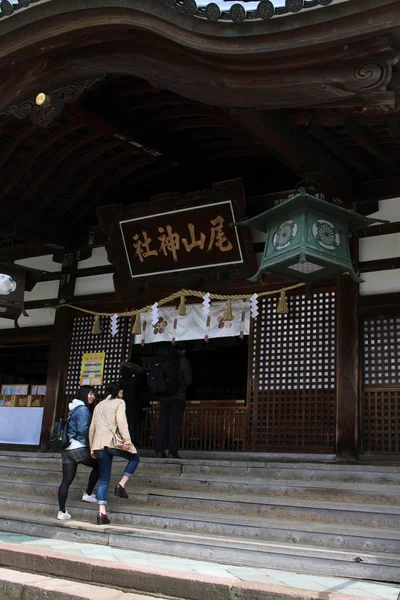 Vertaling: "Oyama Shrine". Het werd gecoverd door lichte sneeuw — Stockfoto