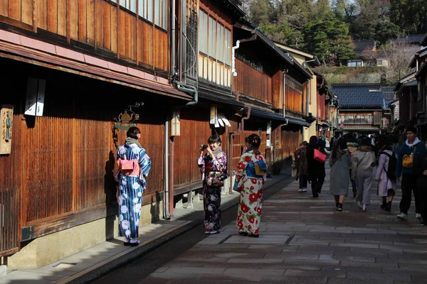 Chicas usando kimono en Higashi Chaya, conocido como distrito de Geisha . — Foto de Stock