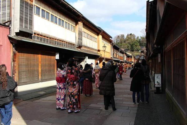 Chicas usando kimono en Higashi Chaya, conocido como distrito de Geisha . — Foto de Stock
