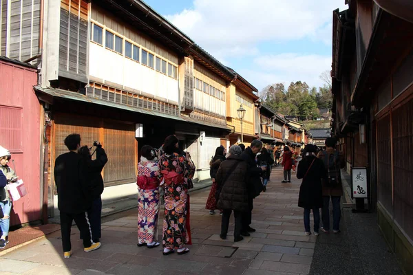 Filles portant du kimono à Higashi Chaya, connu sous le nom de quartier Geisha . — Photo