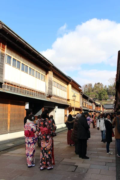 Girls wearing kimono at Higashi Chaya, known as Geisha district. — Stock Photo, Image