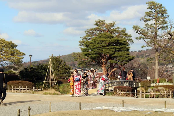 Chicas usando kimono alrededor de Kenrokuen, una de las más bellas — Foto de Stock