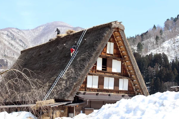 Hombres arreglando el techo de las casas tradicionales de Shirakawago — Foto de Stock