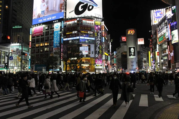 Tento nechvalně křižovatky Shibuya v noci. Přeplněné, sbalil a s — Stock fotografie