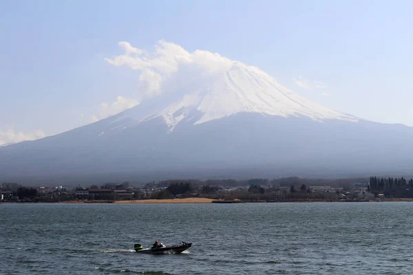 Monte Fuji visto desde el lago Kawaguchi — Foto de Stock