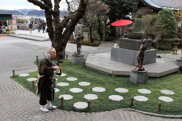 Tradycyjny japoński pielgrzym (?) robienia zdjęć o Hasedera Tem — Zdjęcie stockowe
