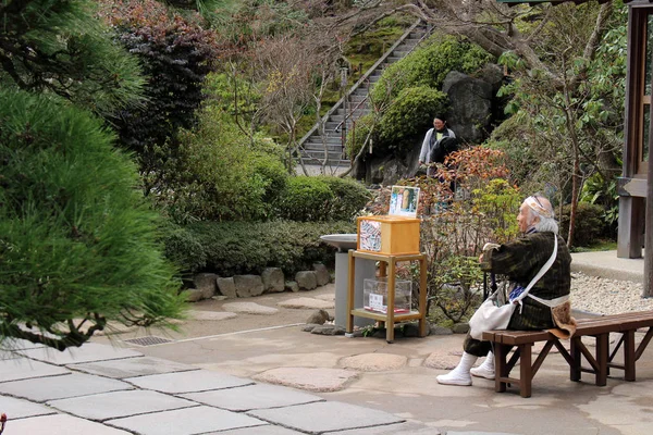 Un peregrino tradicional japonés (?) tomar fotos en Hasedera Tem — Foto de Stock