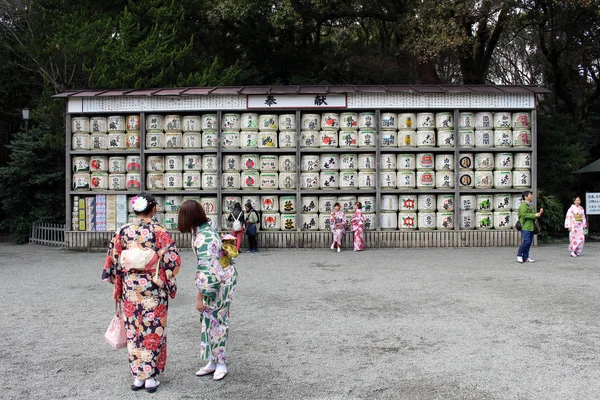 Traducción: chicas en kimono delante de tambores o barriles de roble — Foto de Stock