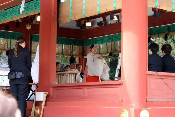Перевод: Синтоистские священники, ведущие свадебную церемонию в Тусуре — стоковое фото