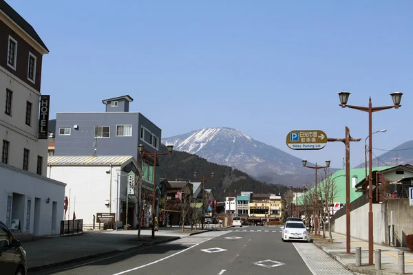 Sulla strada (a piedi) al Tempio Toshogu, vedere il m innevato — Foto Stock