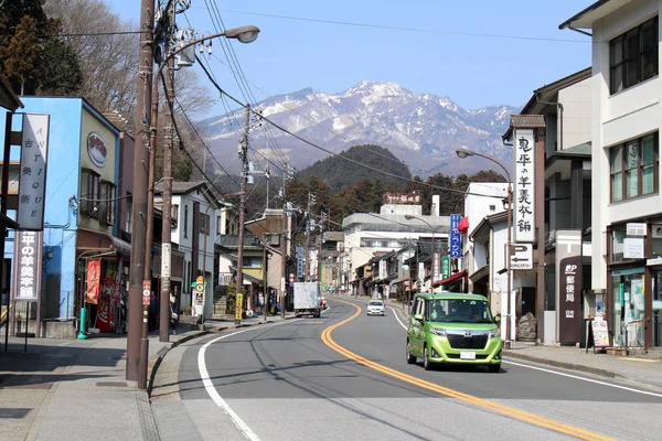 Op de weg (door te lopen) naar Toshogu tempel, zie de besneeuwde m — Stockfoto