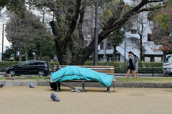 Sin hogar en el centro de la ciudad de Hiroshima, Japón. Dormir en la —  Fotos de Stock