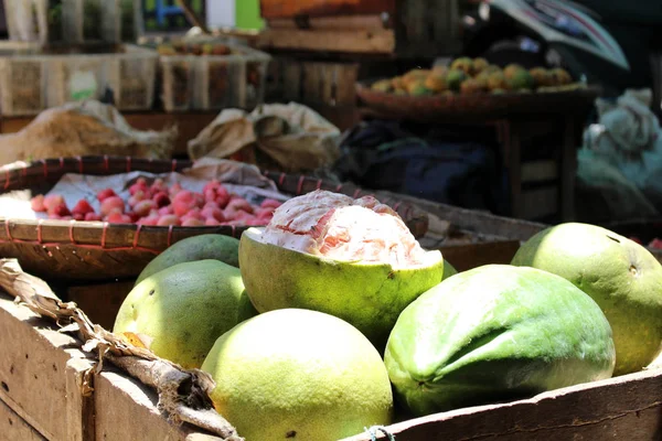 Owoce, wokół tradycyjnego rynku w Indonezji o nazwie "pasar" — Zdjęcie stockowe