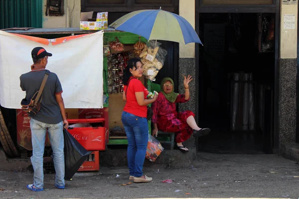 周りからは「pasar」(co と呼ばれるインドネシアの伝統的な市場 — ストック写真