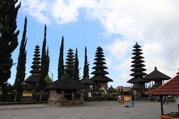 A vista em torno de Pura Ulun Danu Batur em Bali. Tomado em maio de 2018 . — Fotografia de Stock