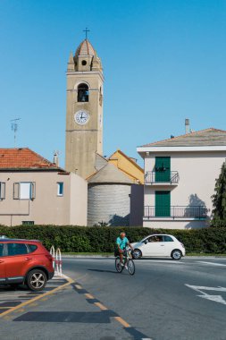Arenzano, İtalya, 7 Temmuz 2017: Kilise Saat Kulesi İtalya Caddesi üzerinde.