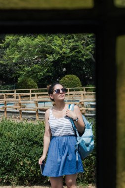 Arenzano, İtalya, 9 Temmuz 2017: kız Cenova, İtalya parkta yürüyüş.