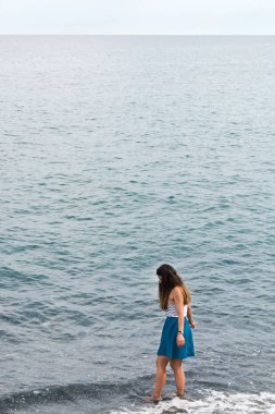 Kız İtalya denize yürüyüş