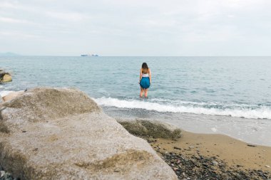 Kız İtalya denize yürüyüş