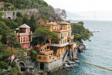 İtalya 'da Portofino yakınlarında deniz kenarındaki villalar.