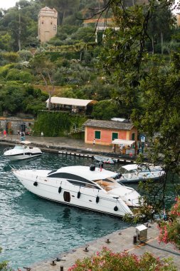 Bir mavi su ve gökyüzü arka plan üzerinde Portofino, İtalya, otopark tekne. Popüler turist Resort.