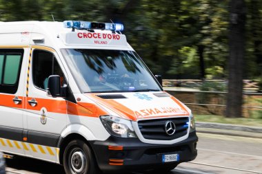 İtalyan ambulans üzerinden trafiği hızlandırmak.