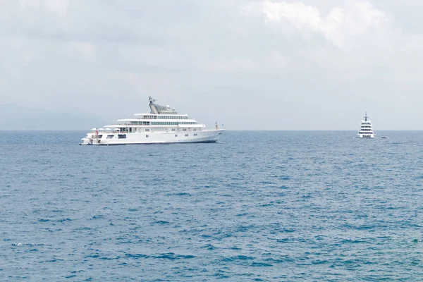 Yacht de luxe dans la mer, Italie — Photo
