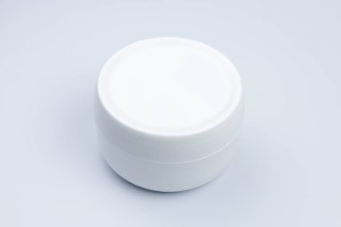 Beyaz arkaplanda güzellik kozmetik kutusunu kapat