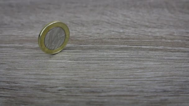 ある男がテーブルからユーロ硬貨を1枚 — ストック動画