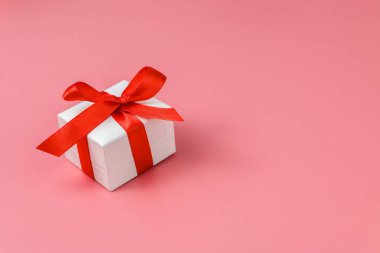 Kırmızı kayışlı beyaz hediye kutusu renk arkaplanı, nişan yüzüğü kutusu