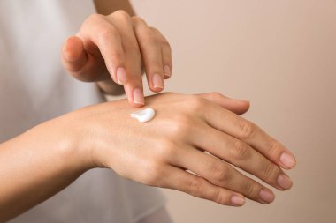 Cilt bakımı. Kadın elinin onları kremle nemlendirdiği yakın plan. Cilt bakımı