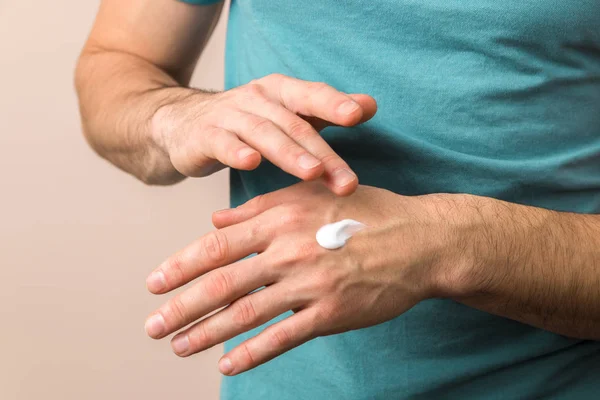 Close up view of male hands moisturizing his hands with cream — 스톡 사진