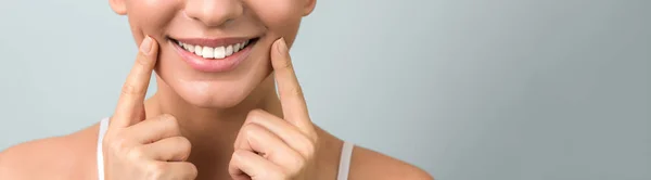 Fechar um belo sorriso saudável de uma jovem mulher no fundo azul claro com copyspace — Fotografia de Stock