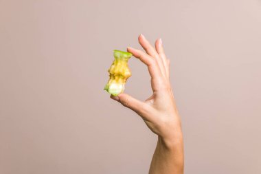 Elma çekirdeği tutan güzel bir kadın. diyet kavramı