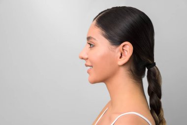 Genç bir kadının yakın profil fotoğrafı. Tasarım fikirleri için izolasyon