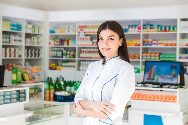 Mądra i pewna siebie farmaceutka uśmiechnięta. twarz apteki, — Zdjęcie stockowe