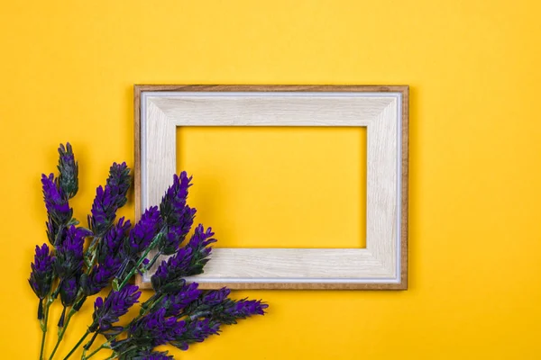 Lavanda twing e moldura de imagem vazia no fundo amarelo — Fotografia de Stock