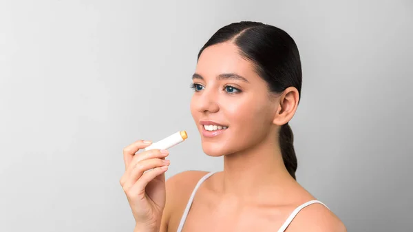 Ochrona ust. zbliżenie pięknej młodej kobiety ze zdrowymi ustami. kobieta model usta za pomocą szminki — Zdjęcie stockowe