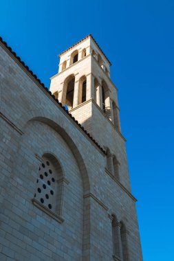 Tuğlalardan yapılmış bir kulenin altından manzara. zaman ve uzay kavramı