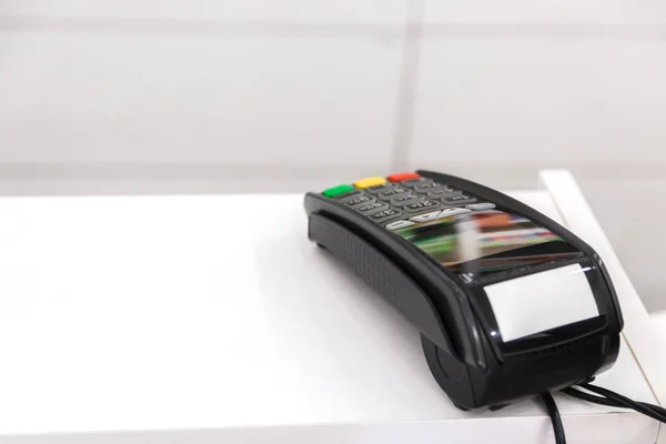 Беспроводная оплата. терминал кредитной карты на белом кассовом аппарате — стоковое фото