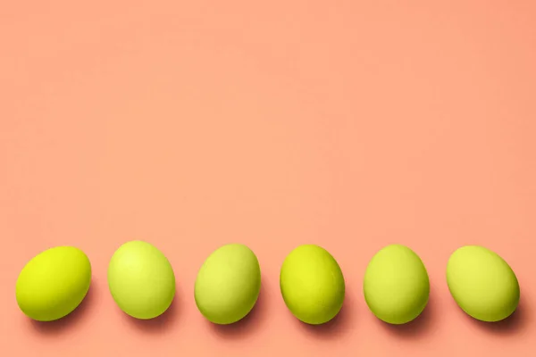 Linha de ovos amarelos no fundo rosa com copyspace. páscoa anunciar design — Fotografia de Stock