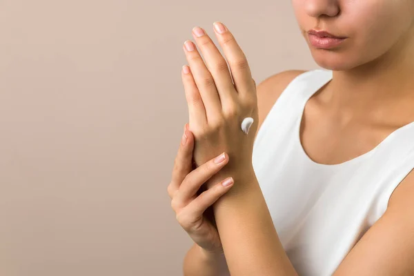 Cuidado de la piel. primer plano vista de la mano de la mujer hidratación con crema. cuidado de la piel — Foto de Stock