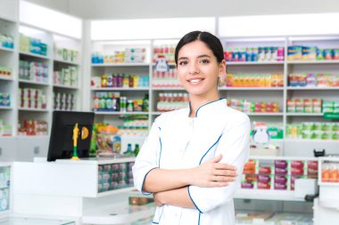 Zeki ve kendine güveni tam elleri çapraz çalışan çekici bir kadın eczacı. Eczane ya da uyuşturucu reklamı