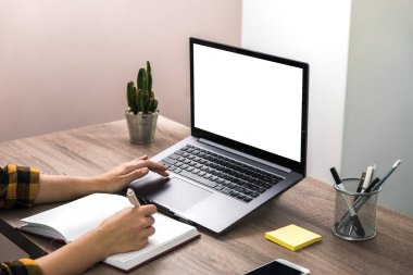 Bir iş kadınının, öğrencinin ya da serbest çalışanın ellerini sarı gömlekli ve dizüstü bilgisayarında beyaz ekranlı. modern ofis