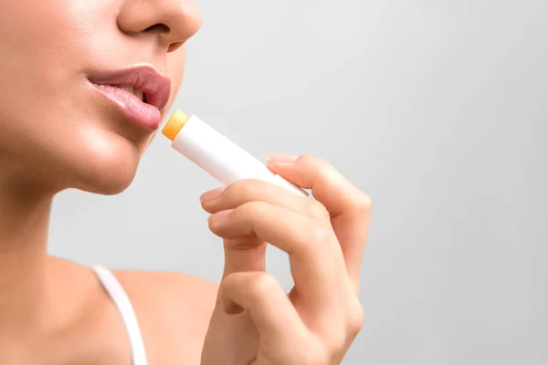 Cuidado y protección de los labios. mujer aplicando bálsamo en los labios — Foto de Stock