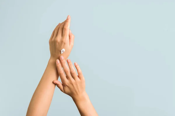Vista de cerca de las manos de la mujer la aplicación de crema de manos. tiro de belleza — Foto de Stock